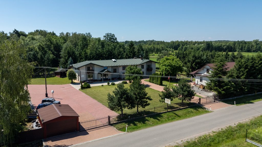 Nieruchomość usługowo-noclegowa ujęcie z drona