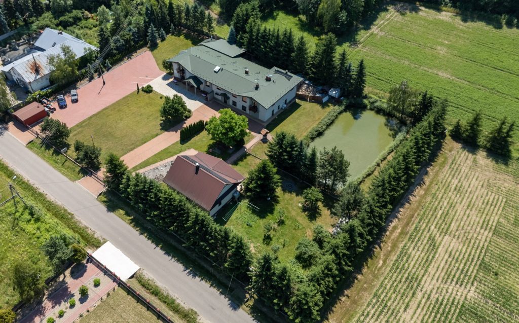 Nieruchomość usługowo-noclegowa ujęcie z drona
