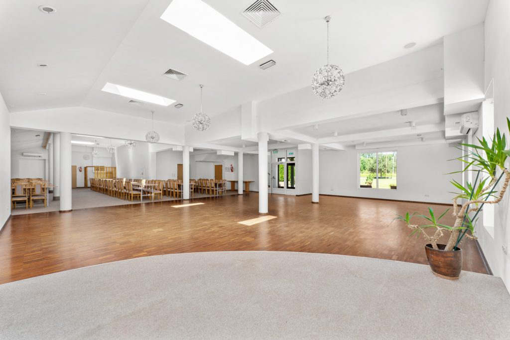 Przestronna sala bankietowa na parterze.